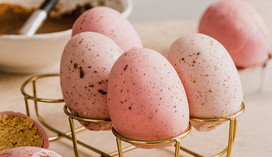 HUEVITOS RELLENOS DE MANTEQUILLA DE MANÍ PARA PASCUA